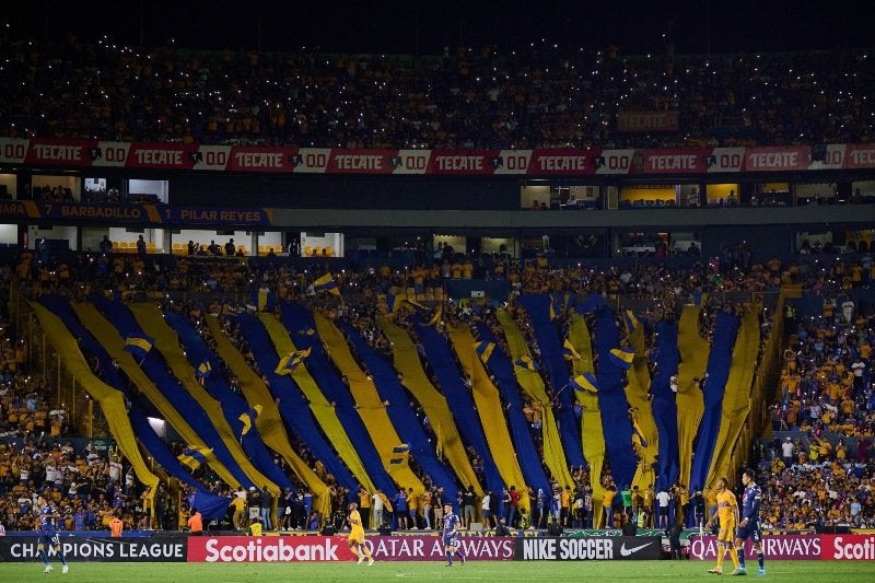 Barra de Tigres durante partido de la Concachampions