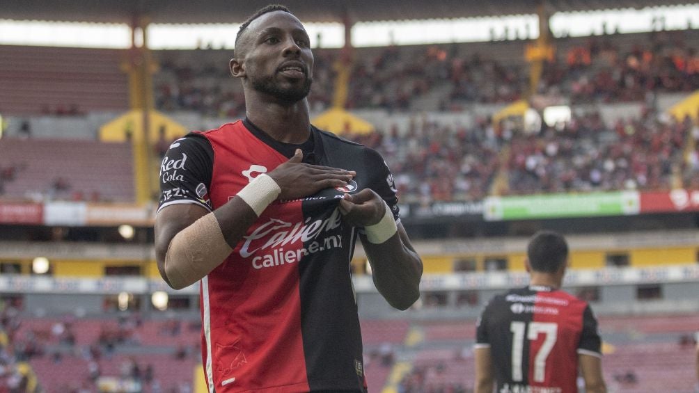 Julián Quiñones celebrando un gol con Atlas