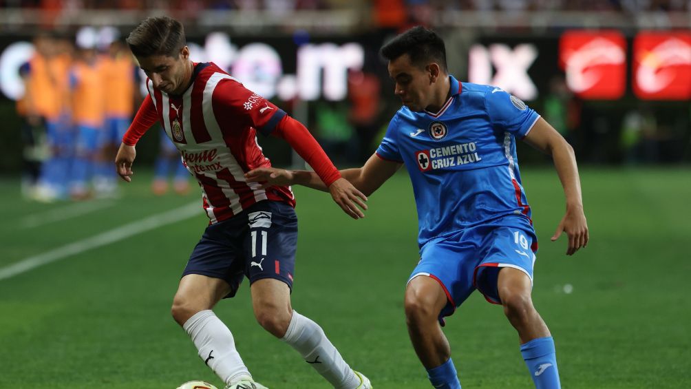 Charly disputando el balón ante Isaac Brizuela