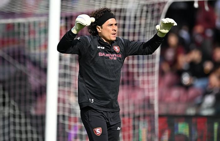 Memo Ochoa calentando previo al duelo de la Salernitana ante la Fiorentina