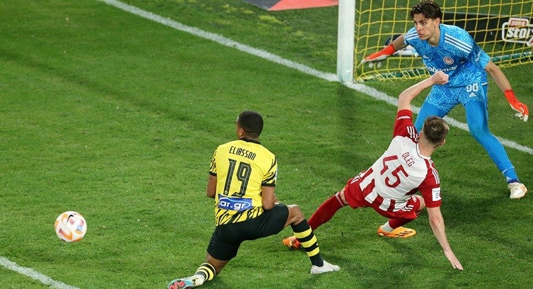 AEK y Olympiacos empataron sin goles