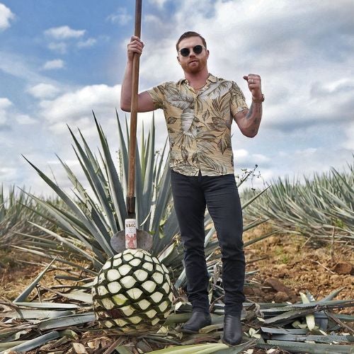 Canelo Álvarez en una plantación de agave