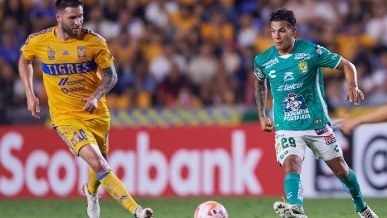 Gignac y Rodríguez pelean la pelota