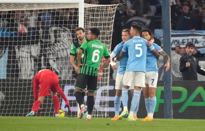 Jugadores de la Lazio celebrando ante el Sassuolo