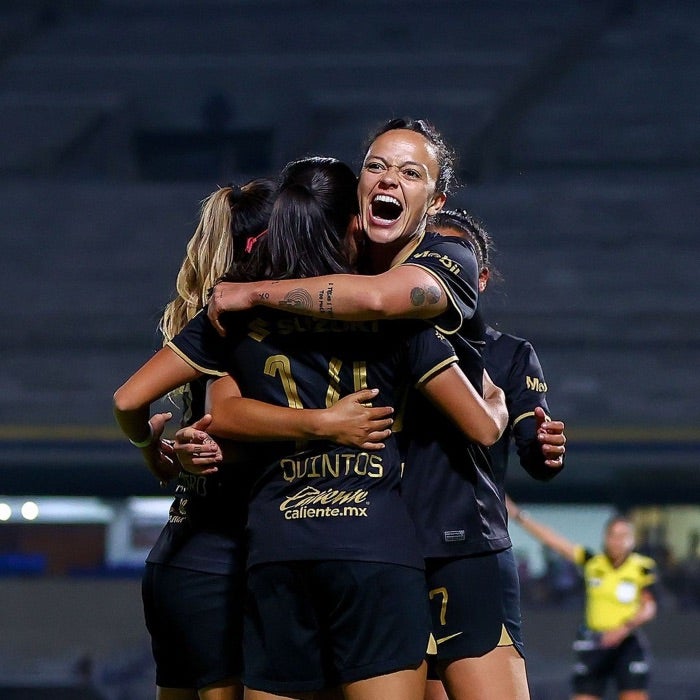 Pumas Femenil festeja el gol 