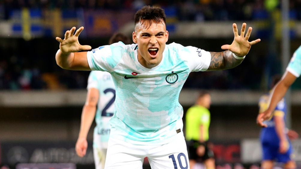 Lautaro Martínez festejando uno de sus goles ante el Hellas Verona