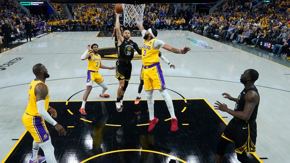 Lakers y Warriors tuvieron un juego muy parejo