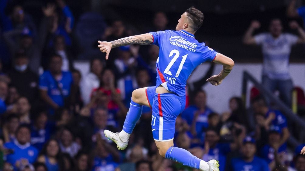 Lotti celebrando una anotación con Cruz Azul