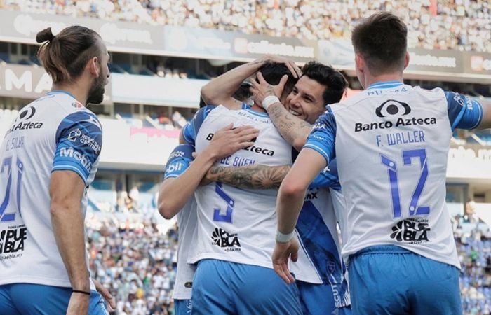 Jugadores del Puebla celebrando un gol ante Xolos