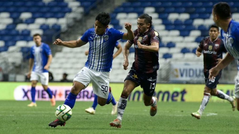 Jugadores de Raya2 y Atlante disputando un balón