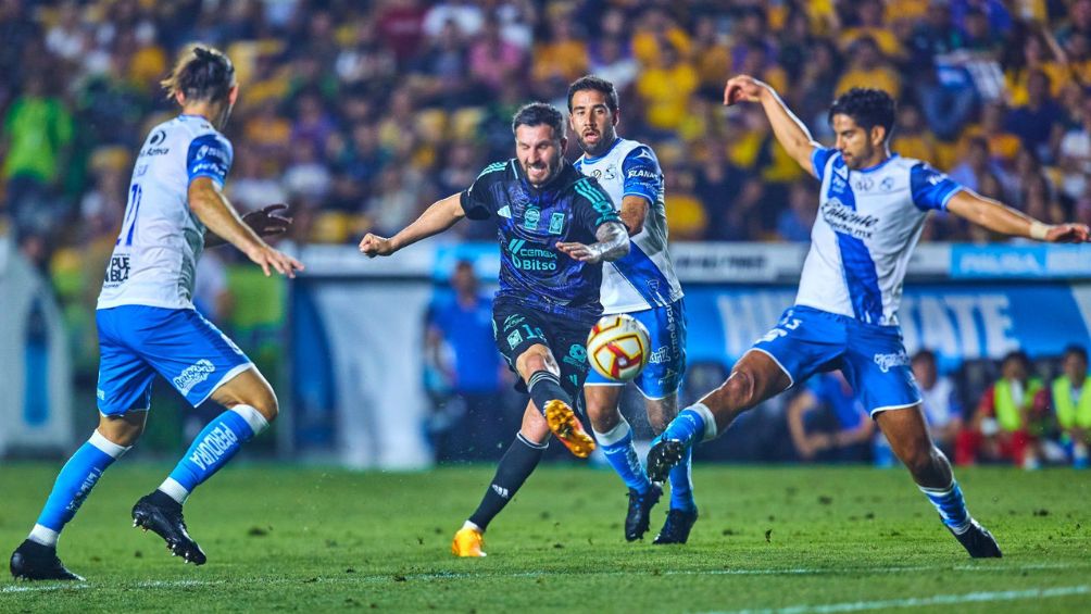 Gignac intentando un tiro en el duelo ante Puebla