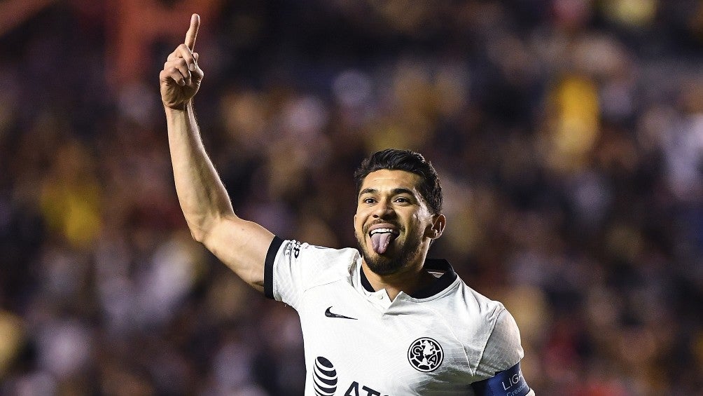 Henry Martín celebra un gol con América