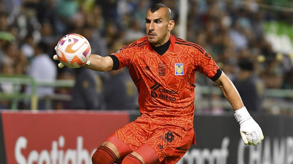 El portero va por el balón para despejar