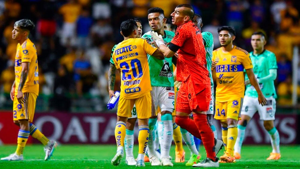 Nahuel Guzmán discute con jugadores de León