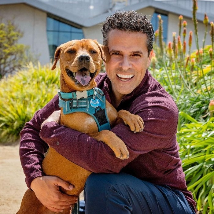 Marco Antonio Regil y su perrita en Los Angeles