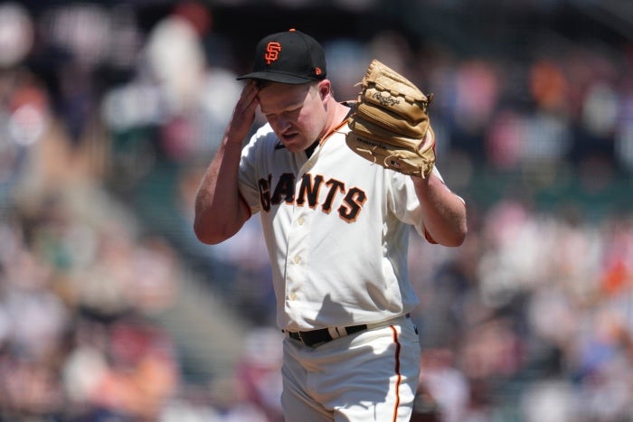 Logan Webb lanzando frente a los Astros