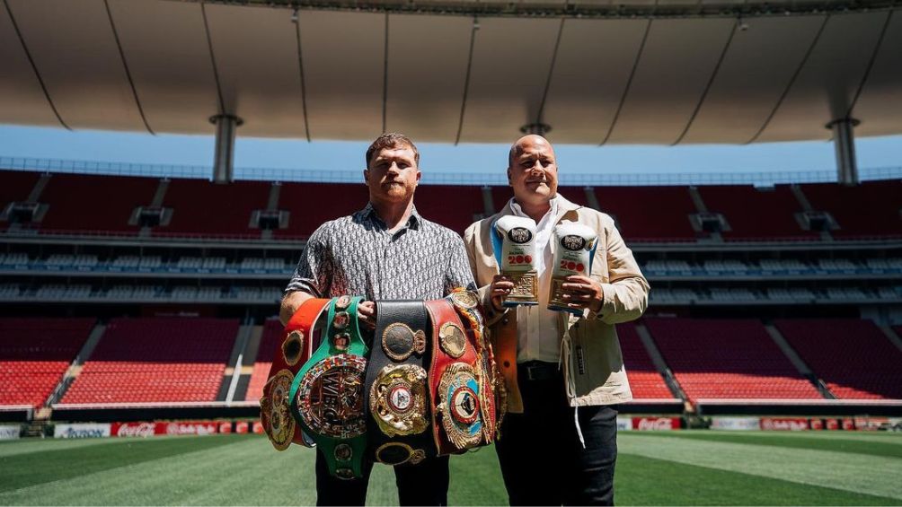 Canelo Álvarez y Gustavo Alfaro en el Estadio Akron