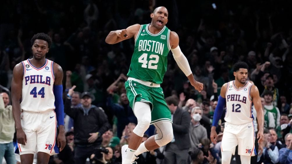 Al Horford celebrando un enceste ante los 76ers en el segundo de la serie