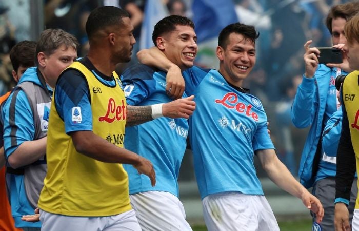 Hirving Lozano festejando un gol del Napoli