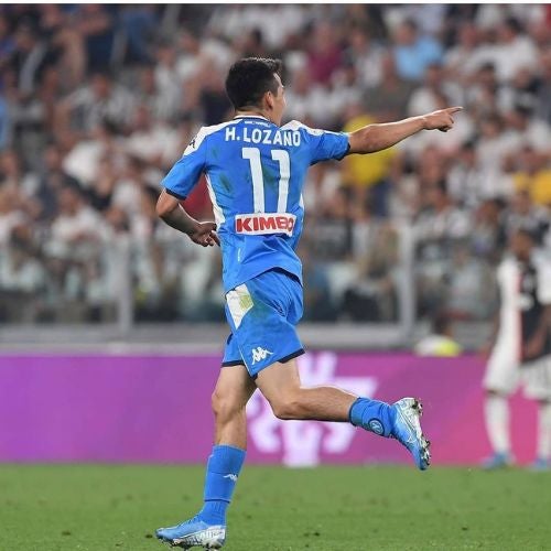 Hirving Lozano luego de anotar un gol con el Napoli