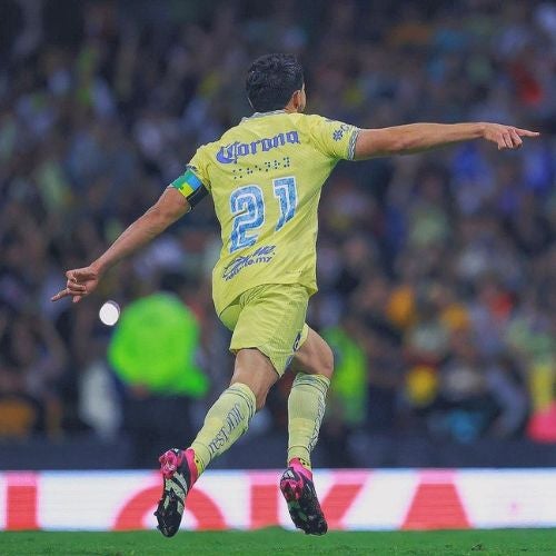 Henry Martín celebrando un gol con América