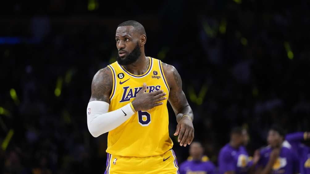 LeBron James sigue ganando millones en la NBA