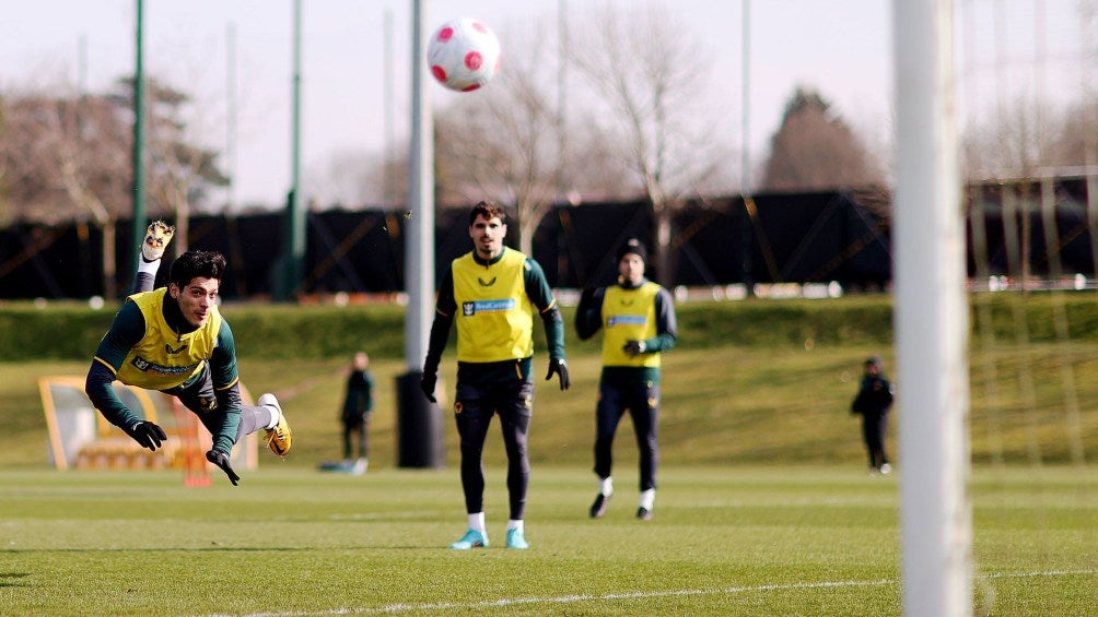 Un acrobático remate en el entrenamiento