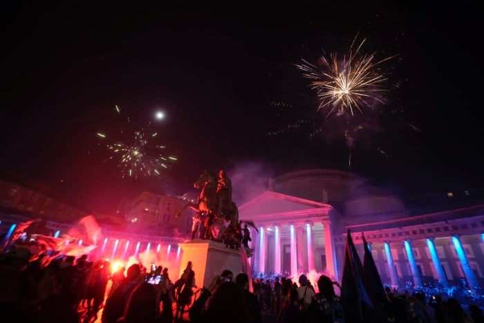 Fuegos artificiales en Nápoles para festejar el campeonato