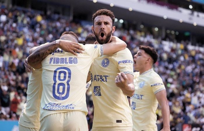 Miguel Layún festejando un gol del América