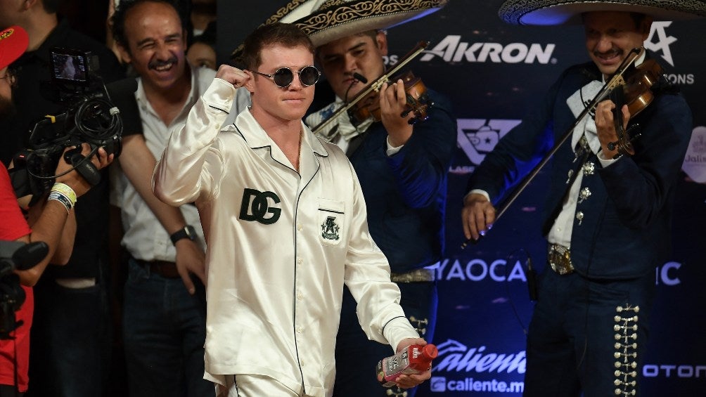 Canelo Álvarez llega al pesaje acompañado del mariachi