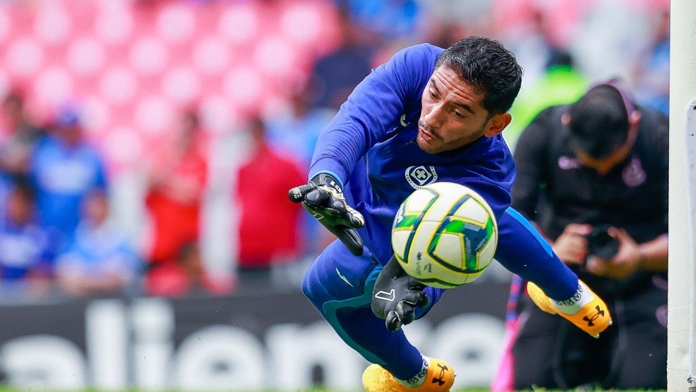 Jesús Corona practicando antes del partido contra el Atlas