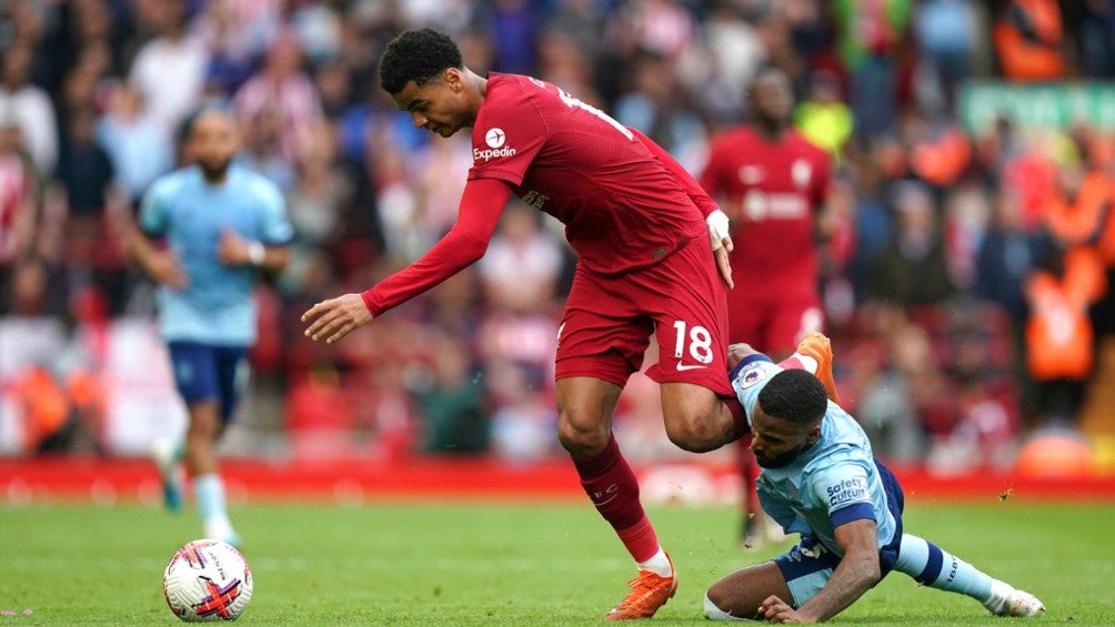 Un jugador del Brentford intenta detener a Cody Gakpo