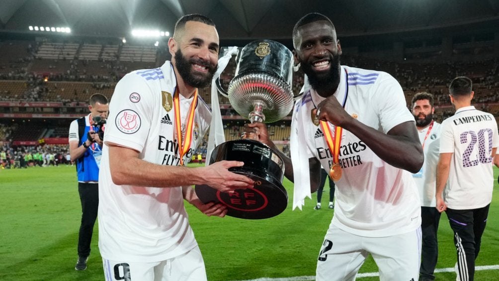 Karim Benzema y Antonio Rüdiger presumen la copa