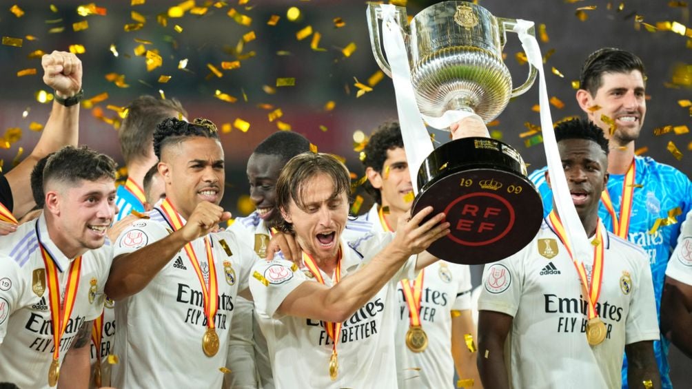 Luka Modrić levanta el trofeo de la Copa del Rey