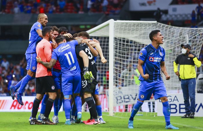 Jugadores de Cruz Azul celebrando después de la tanda de penaltis ante Necaxa en Clausura 2022