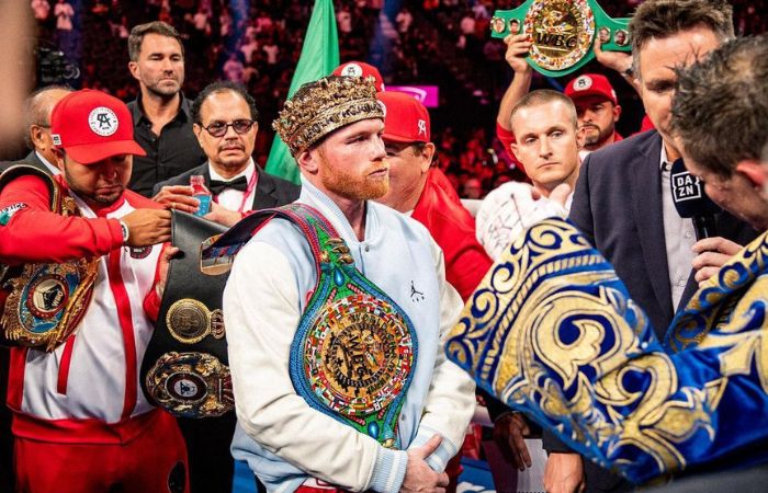 Saúl 'Canelo' Álvarez con su cinturón y su corona