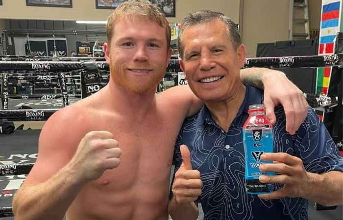 Canelo y Julio César Chávez en el gimnasio del tapatío