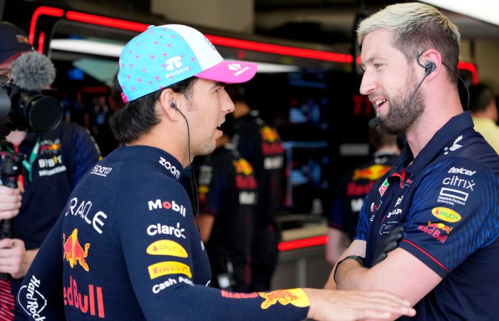 Checo Pérez y un mecánico de Red Bull en Miami