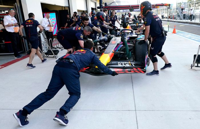 Checo Pérez en el auto de Red Bull en los pit lanes