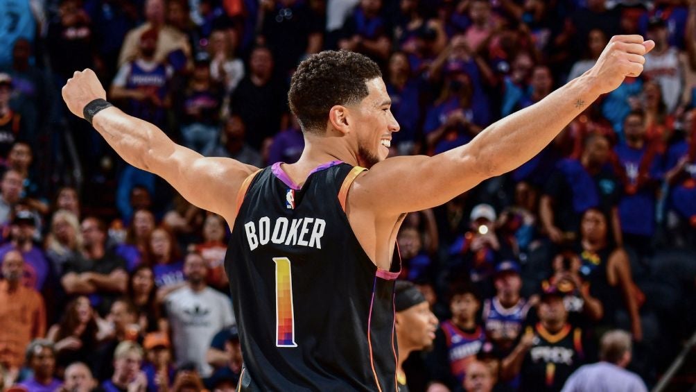 Devin Booker durante el juego ante Denver