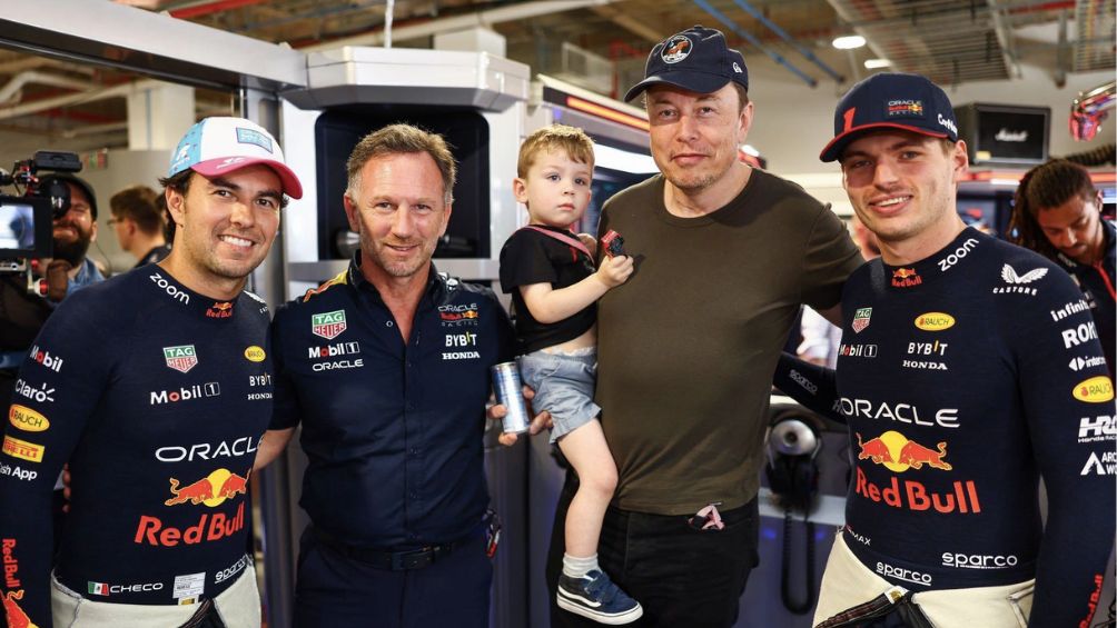 Elon Musk junto a Checo Pérez, Max Verstappen y Christian Horner