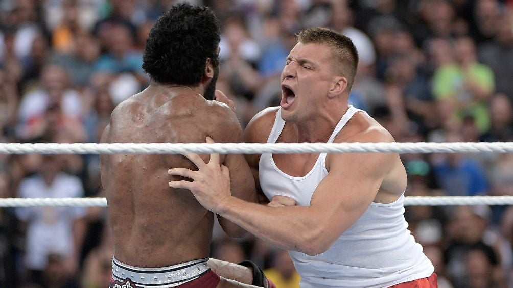 Rob Gronkowski durante su lucha en Wrestlemania