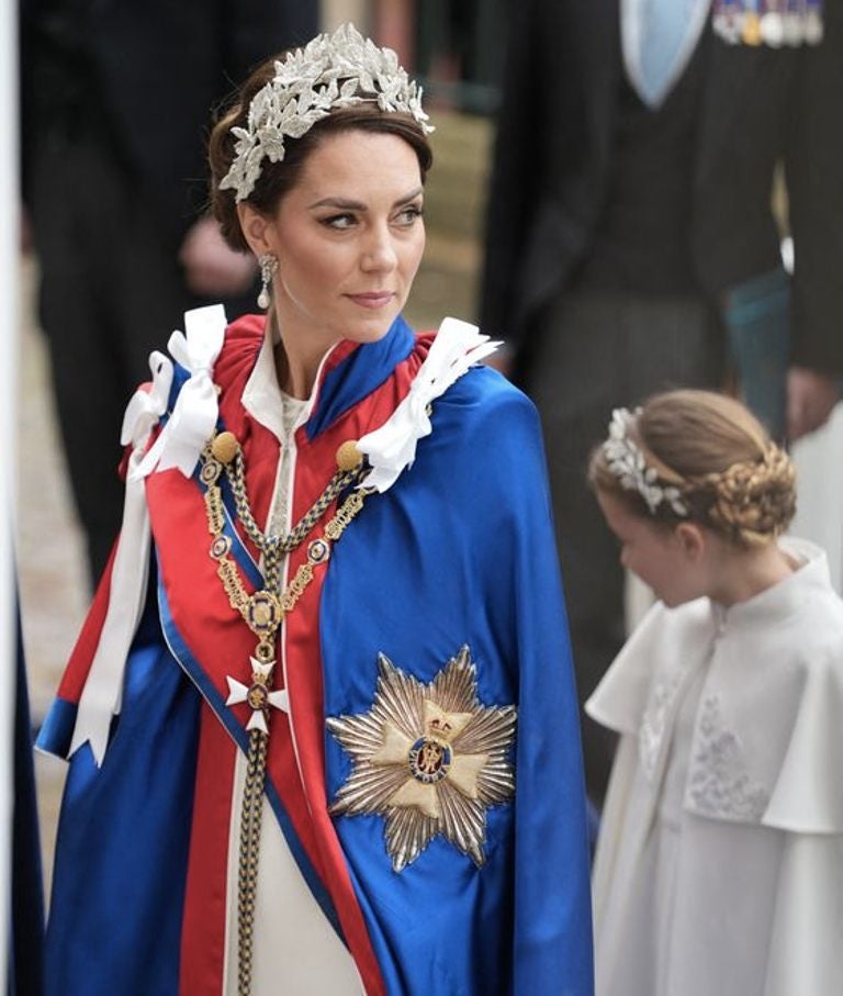 La Capa y el guió de Kate a la Reina Isabel II