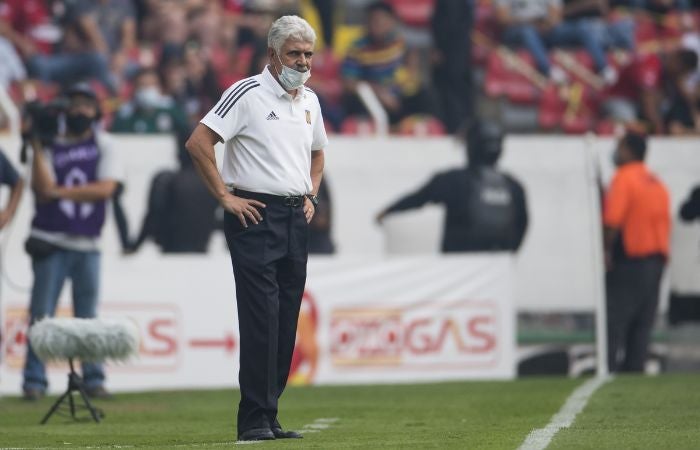 Ricardo Ferretti dirigiendo repechaje ante Atlas con Tigres