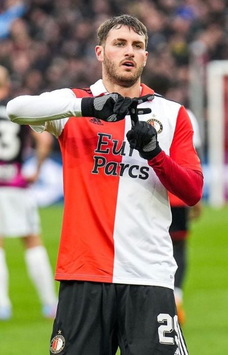 Santiago Giménez celebrando un gol suyo en Eredivisie