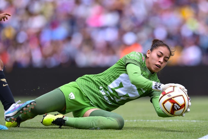 Melany Villeda durante el Pumas vs América