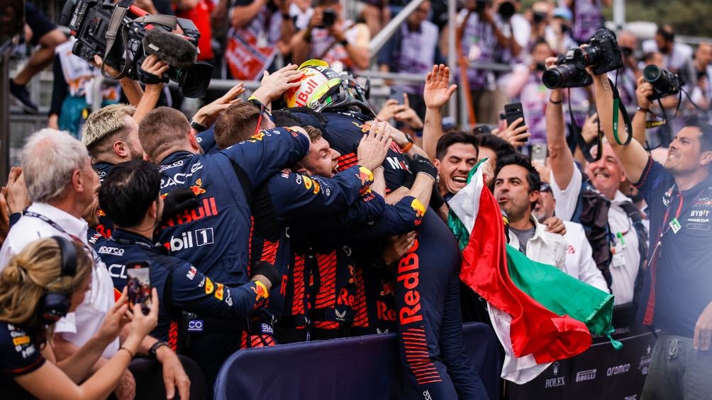 Checo Pérez celebra con su equipo