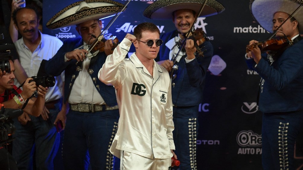 Álvarez con el mariachi de fondo en la ceremonia de pesaje