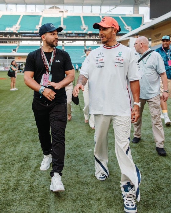 Kun Agüero con Lewis Hamilton en Miami