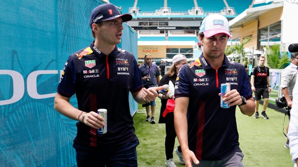 Max Verstappen y Checo Pérez conversan 